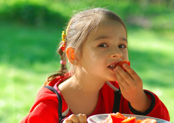 κορίτσι δαγκώματα ντομάτα - Φωτογραφία, εικόνα