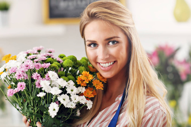fleuriste femelle travaillant dans un magasin de fleurs
 - Photo, image