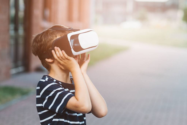 Junge beobachtet Simulation in Virtual-Reality-Brille - Foto, Bild