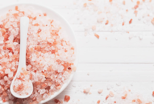 himalayan salt on white wooden background - Foto, immagini