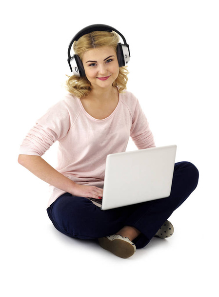 Χαλαρή νεαρό κορίτσι ακούγοντας μουσική - Φωτογραφία, εικόνα