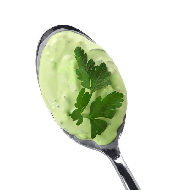 yogurt sauce with parsley leaves  - Foto, imagen