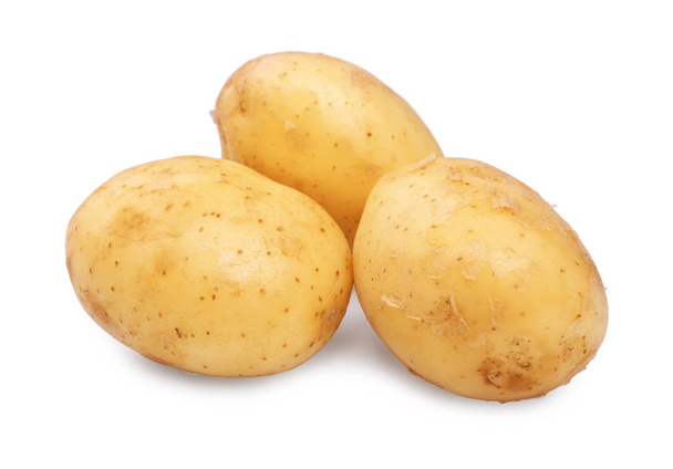 Een paar verse, rauwe en biologische jonge aardappelen, geïsoleerd op een witte achtergrond. Drie schoon en harde licht bruin aardappelen. Natuurlijke vitamines. - Foto, afbeelding