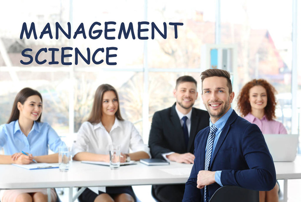 Konzept der Managementwissenschaft. Leute auf Geschäftstreffen im Büro - Foto, Bild
