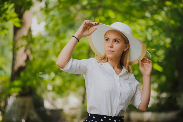 junge schöne sexy Frau mit weißem Hut im Freien - Foto, Bild