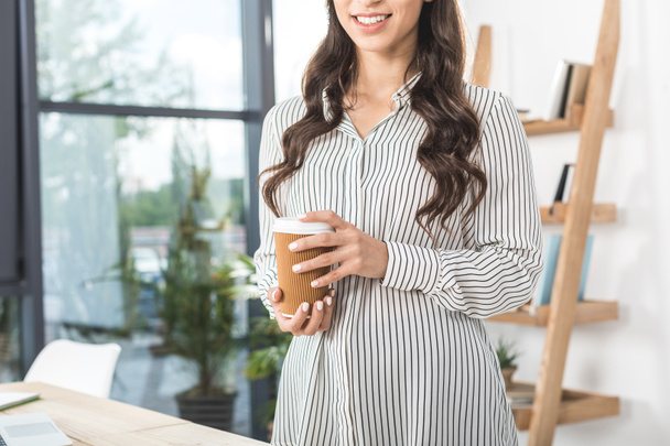 businesswoman with coffee to go in office - Zdjęcie, obraz