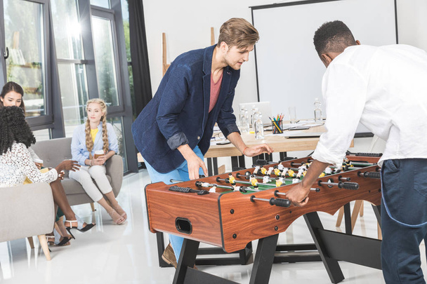 multikulturní podnikatelé hrát stolní fotbal - Fotografie, Obrázek