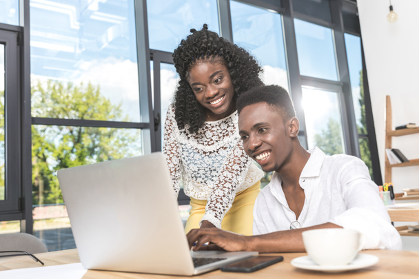 Afro-Amerikaanse ondernemers die op laptop werkt - Foto, afbeelding