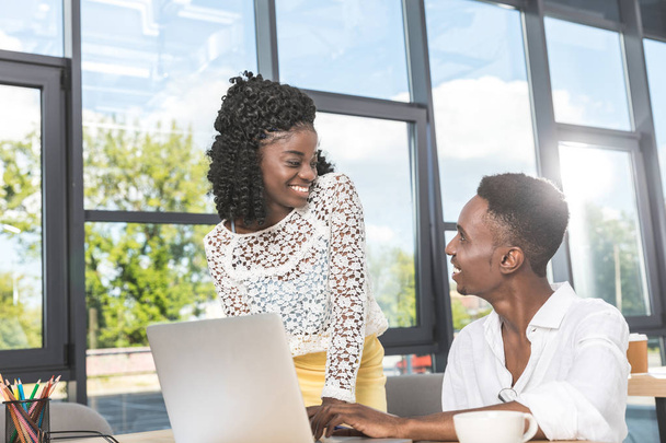 афроамериканські бізнесмени працюють на ноутбуці
 - Фото, зображення