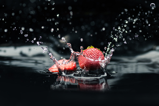 fresas maduras que caen en el agua
 - Foto, Imagen