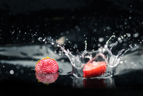 ripe strawberries falling in water - Фото, зображення