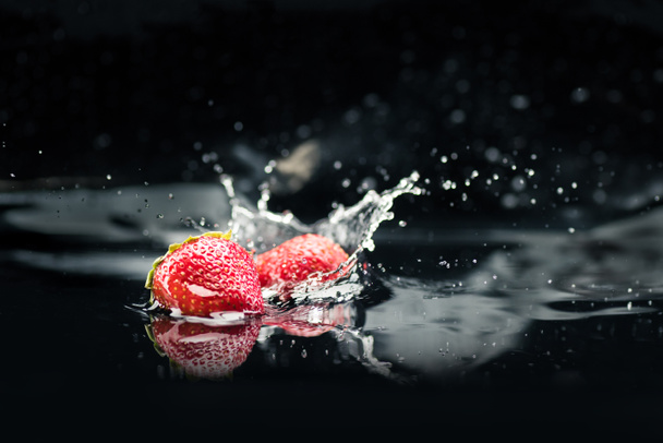 ripe strawberries falling in water - Foto, Imagem