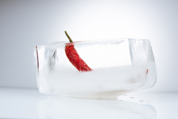перець чилі в танення льоду
 - Фото, зображення