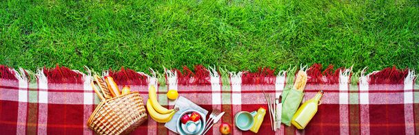 Basket Food Fruit Check Plaid Picnic Background - Foto, Imagen