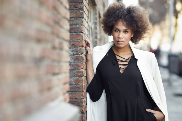 Νεαρή μαύρη γυναίκα με Άφρο hairstyle στέκεται στο αστικό λεμονάτα - Φωτογραφία, εικόνα
