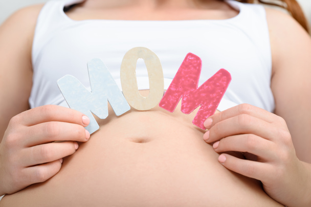 pregnant woman with mom word - Фото, изображение