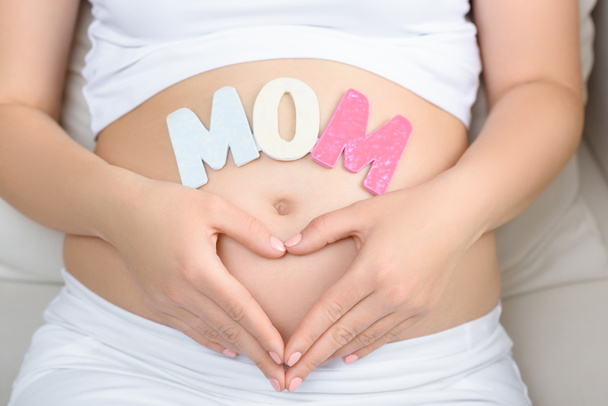 pregnant woman with mom word - Fotografie, Obrázek