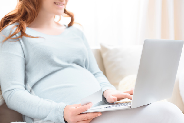 Femme enceinte faisant du shopping en ligne
 - Photo, image