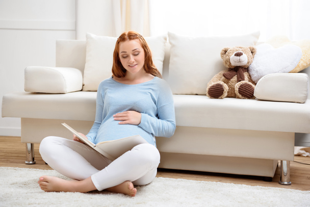 femme enceinte lecture livre
 - Photo, image