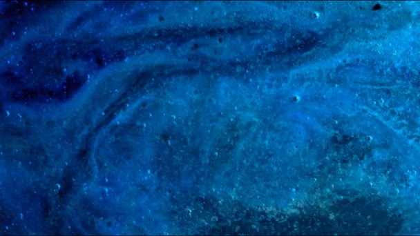 Aparat jest latające Mgławica kolorowy niebieski i purpurowy.  - Materiał filmowy, wideo