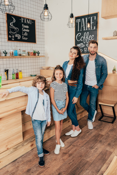 щаслива молода сім'я в кафе
 - Фото, зображення