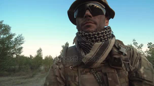 Soldat schießt aus Gewehr - Filmmaterial, Video