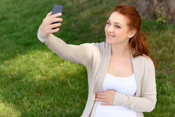 妊娠中の女性撮影 selfie  - 写真・画像