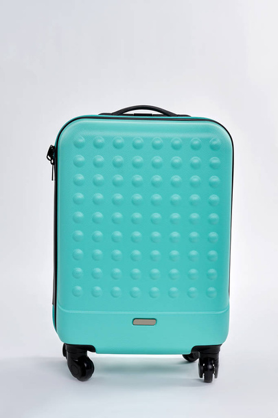 Μπλε δέρμα σαγρέ βαλίτσα για ταξίδια. - Φωτογραφία, εικόνα