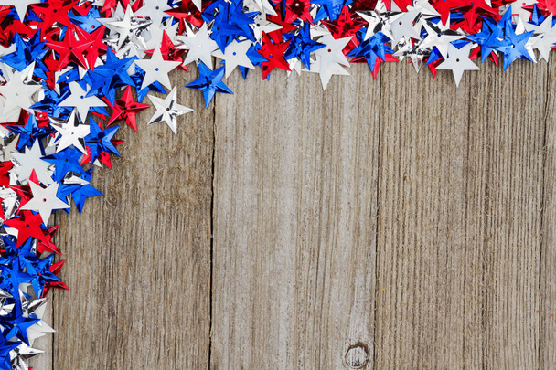 USA étoiles rouges, blanches et bleues sur fond de bois météo
 - Photo, image