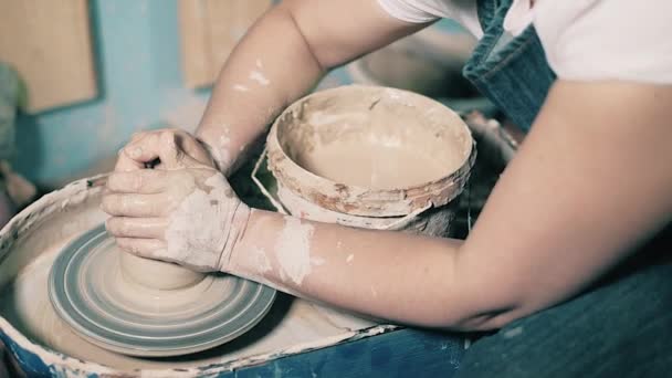 klei potter handen wiel aardewerk werk workshop leraar en meisje leerling 4k - Video