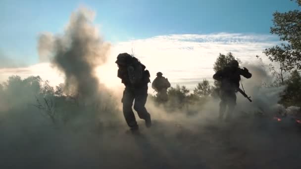 Żołnierzy zabitych na polu bitwy - Materiał filmowy, wideo