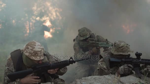Soldados em emboscada atirando ao redor
 - Filmagem, Vídeo