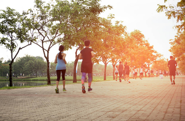Grupy osób prowadzących maraton w parku  - Zdjęcie, obraz