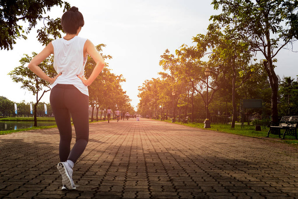 Здоровый уход концепция образа жизни женщина бег в парке
  - Фото, изображение
