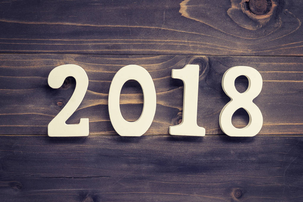 Koncept nového roku 2018: dřevo čísla 2018 na dřevo stůl vzadu - Fotografie, Obrázek