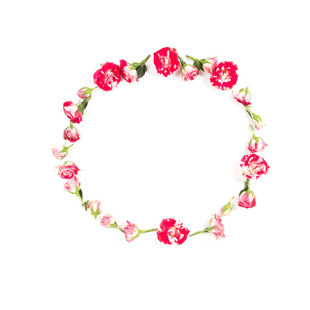 Composição de flores. Grinalda feita de flores de rosa no fundo branco. Deitado plano, vista superior
 - Foto, Imagem