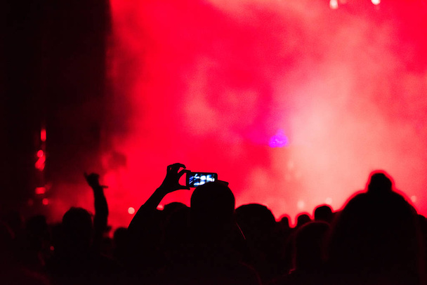 Felemelt karok gazdaság okos telefonok, hogy egy élő koncert felvétel - Fotó, kép