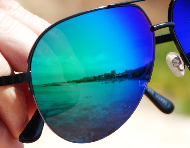 Sonne und Palmen reflektieren in Sonnenbrille Sommerurlaub Hintergrund - Foto, Bild