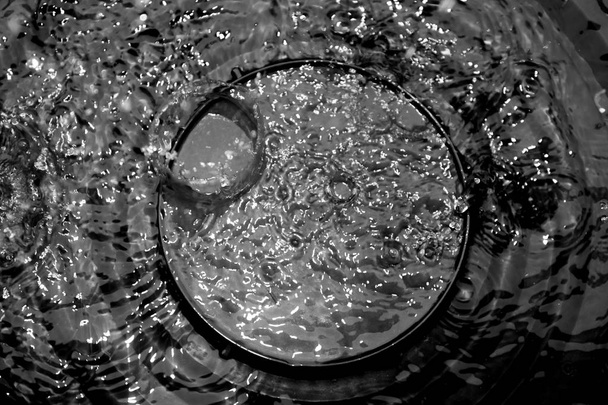 Vesi roiskuu sateesta pudota musta korkki musta ja valkoturska
 - Valokuva, kuva