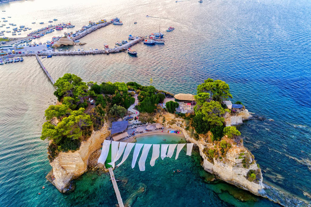 Вид с воздуха Agios Sostis с bidge, небольшой остров в Закинф
,  - Фото, изображение