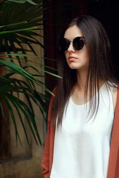 beyaz gömlek kot pantolon ve güneş gözlüğü portre genç kız kadar kapatın - Fotoğraf, Görsel
