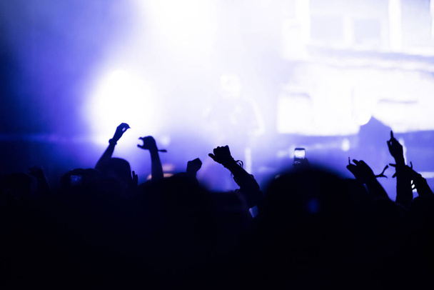 silhouette di folla concerto di fronte a luci di scena luminose - Foto, immagini