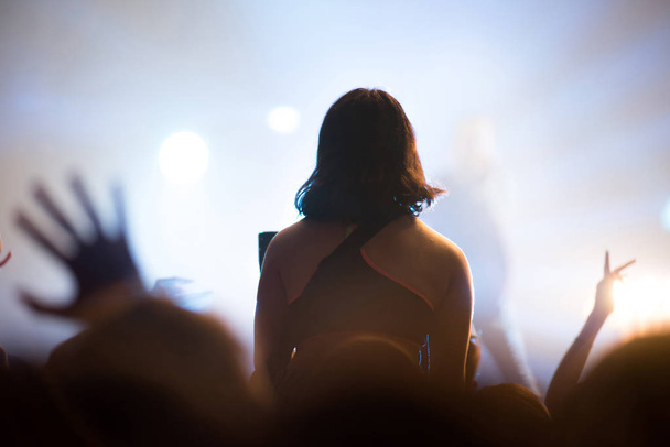 silhueta de multidão de concerto na frente de luzes de palco brilhantes - Foto, Imagem
