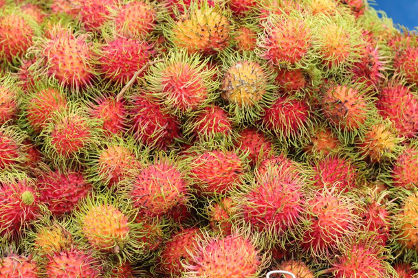 Солодкі фрукти рамбутан смачні на ринку
 - Фото, зображення