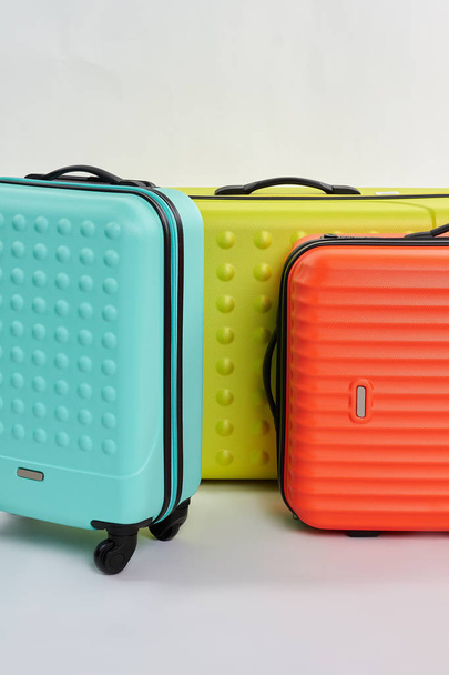 Яркие чемоданы для летнего отдыха
. - Фото, изображение