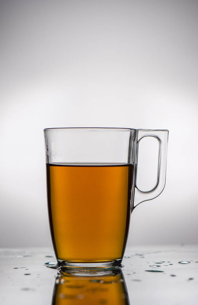 Tea in transparent mug - Foto, afbeelding