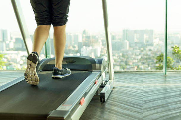 Femme marchant sur un tapis roulant exercice dans la salle de gym
  - Photo, image
