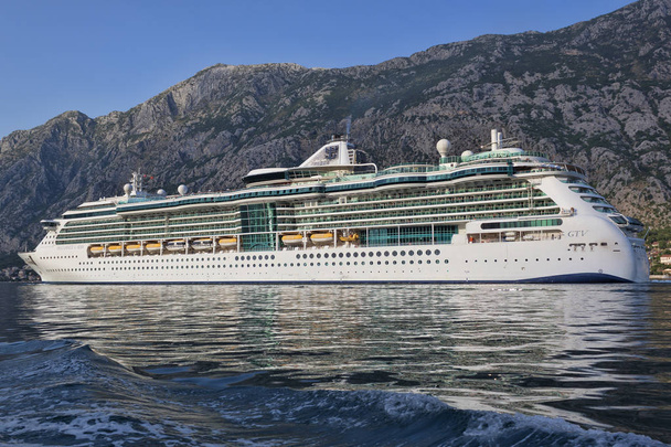 El crucero sale de la bahía de Kotor
 - Foto, Imagen