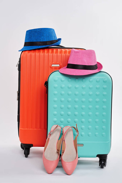 Kadın sandalet, bavul, şapka. - Fotoğraf, Görsel