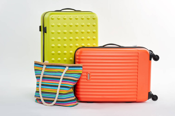 Moderne koffers en textiel handtas. - Foto, afbeelding